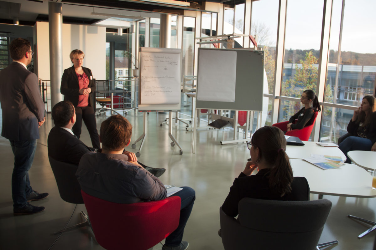 An dieser Themeninsel diskutierten die Teilnehmer über verschiedene Rekrutierungsmöglichkeiten von Fachkräften. || © TU Chemnitz, Tim Jungmittag