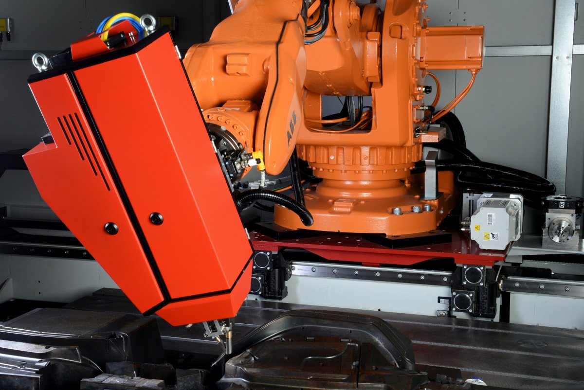 roboterbasierte Bearbeitung in einer Multi-Technologiezelle||© Fraunhofer IPT