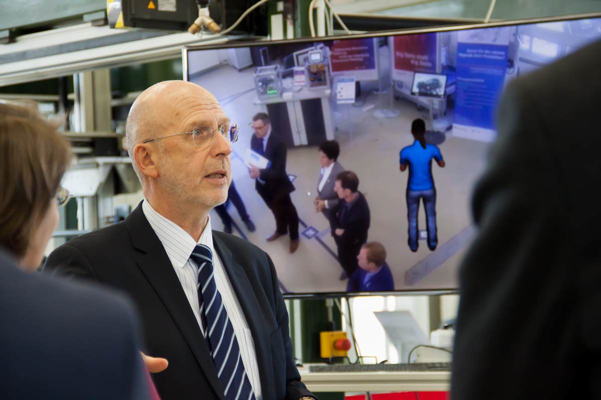 Prof. Egon Müller erklärt den Mitgliedern des Beirates „Digitale Wertschöpfung“ verschiedene Möglichkeiten einer digitalen Fabrik. || © TU Chemnitz, Thomas Sera