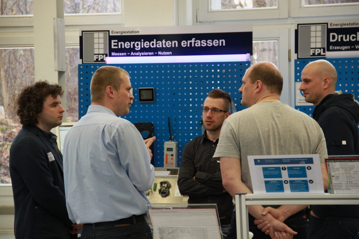 Teilnehmern des Präsenztranings werden Möglichkeiten der Datenerfassung in der Fabrik aufgezeigt || © TU Chemnitz, Thomas Sera