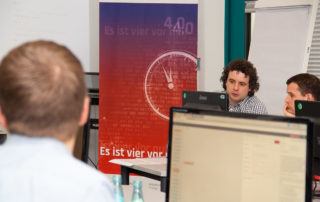 Projektmitarbeiter Michael Bergmann unterstützt die Teilnehmer bei der Programmierung. || © TU Chemnitz, Thomas Sera
