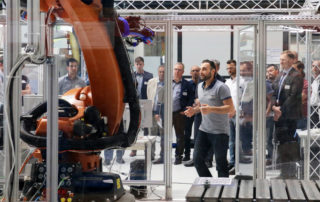 Dr. Mohamad Bdiwi zeigt den Teilnehmern in der E3-Forschungsfabrik wie Mensch und Roboter interagieren können || © Fraunhofer IWU